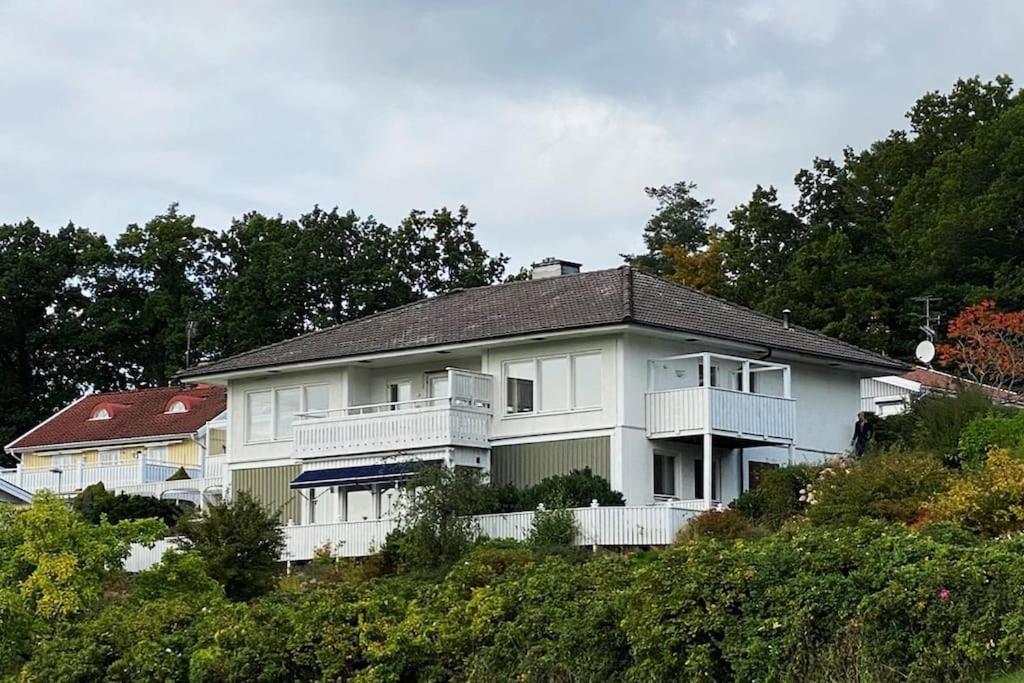 Apartment Right Next To The Golf Course And With The Ocean Just Around The Corner Ljungskile Esterno foto