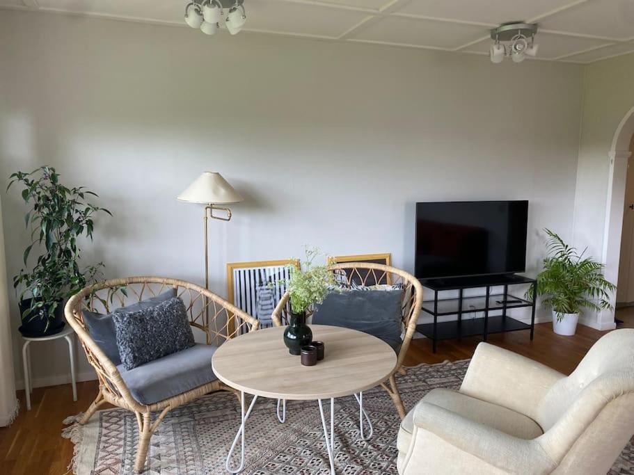 Apartment Right Next To The Golf Course And With The Ocean Just Around The Corner Ljungskile Esterno foto