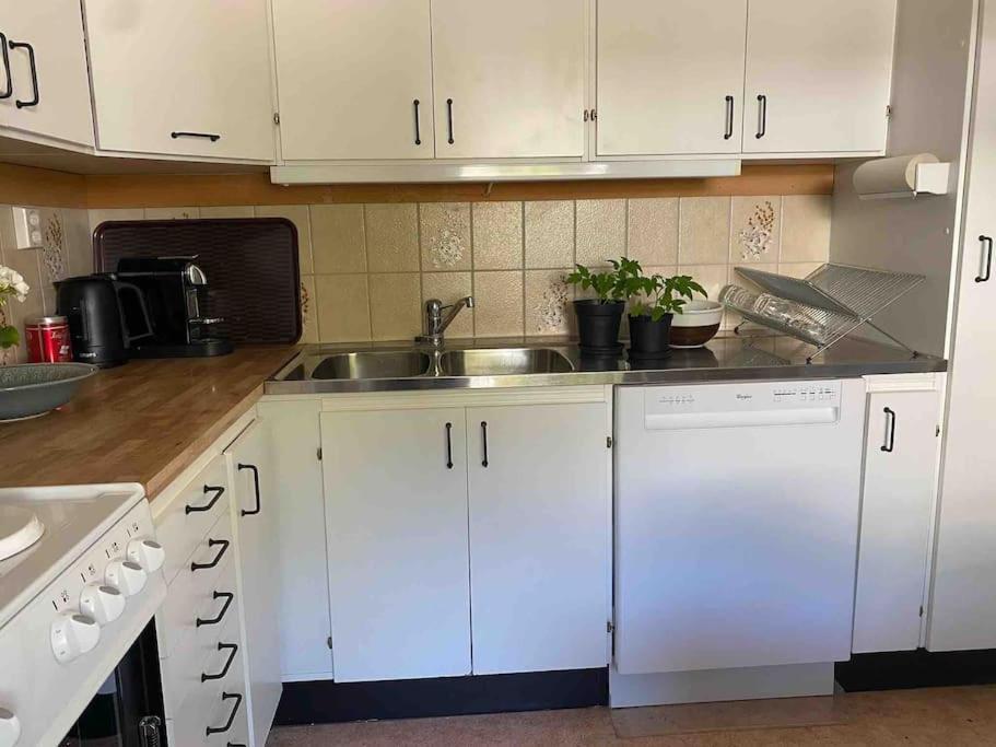 Apartment Right Next To The Golf Course And With The Ocean Just Around The Corner Ljungskile Esterno foto