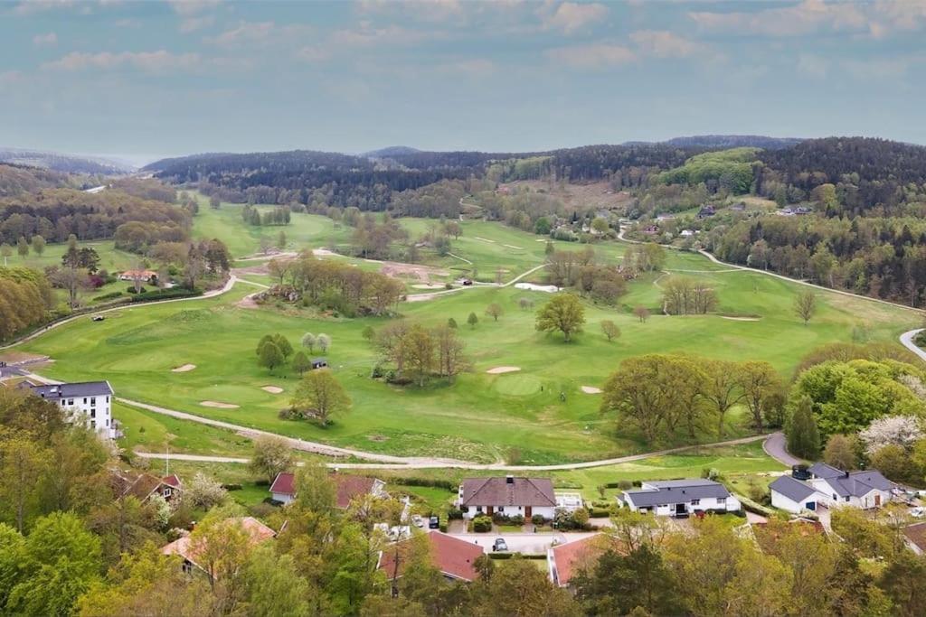 Apartment Right Next To The Golf Course And With The Ocean Just Around The Corner Ljungskile Esterno foto