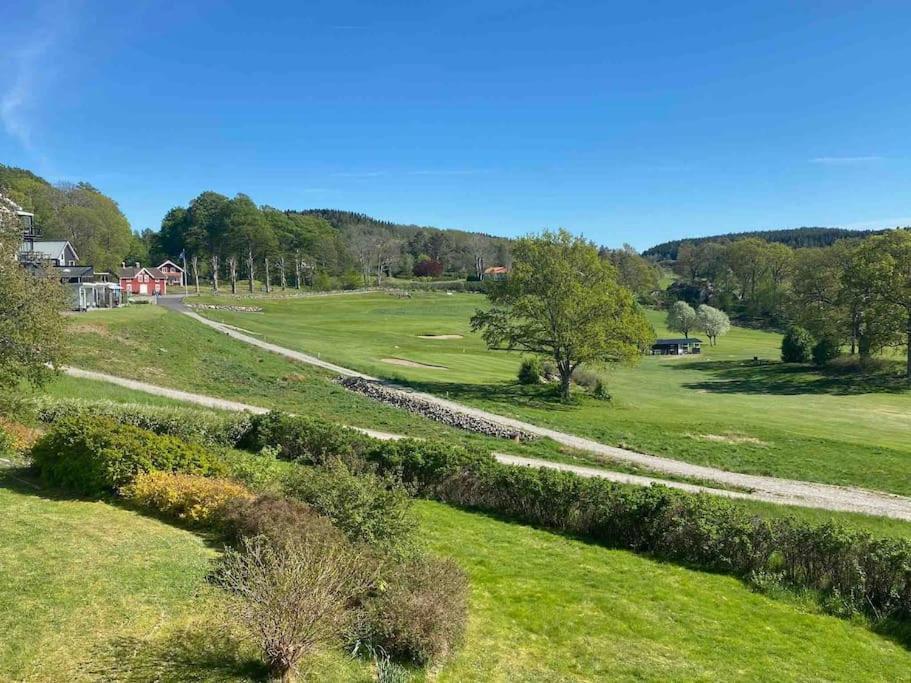 Apartment Right Next To The Golf Course And With The Ocean Just Around The Corner Ljungskile Esterno foto